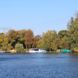 Fähre F11 Baumschulenstraße-Oberschöneweide - Die Fähre am Anleger Wilhelmstrand