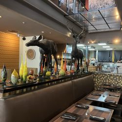 Rivertown Bistro - Metal statues decor