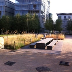 Jardin d'Erevan - L'espace central avec les grandes tables.