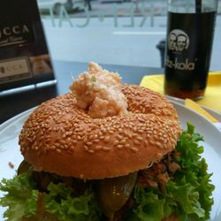 Samocca Café - Pulled Pork Bagell mit BBQ Sauce und Krautsalat