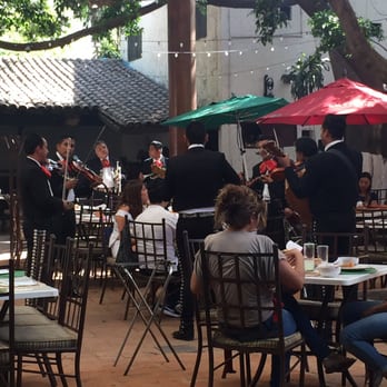 El Abajeño - Listening to mariachis. - Mexican Near Me - Tlaquepaque, JAL