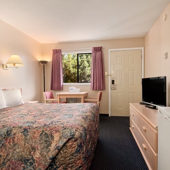 Travelodge Courtenay - Superior Room with 1 Queen Bed, Mini Fridge and Microwave - Hotels Near Me - Courtenay, British Columbia Travelodge Courtenay - Superior Room with 1 Queen Bed, Mini Fridge and Microwave - Hotels Near Me - Courtenay, British Columbia