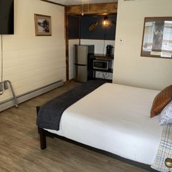 Columbia Point Resort - One bed large smart TV w/ microwave & large fridge.
