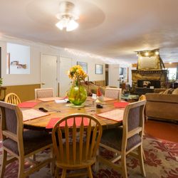 Crown King Cabins, Suites and Bunkhouse - Bunkhouse dinning area