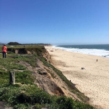 Half Moon Bay State Beach - I liked the two-tiered design, hiking and relaxation above and resting and relaxation below. - Beaches Near Me - Half Moon Bay, California Half Moon Bay State Beach - I liked the two-tiered design, hiking and relaxation above and resting and relaxation below. - Beaches Near Me - Half Moon Bay, California