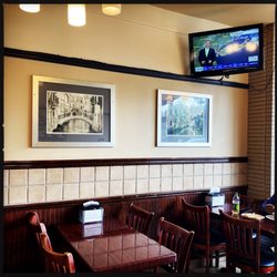 Monte's Pizzeria - Seating area