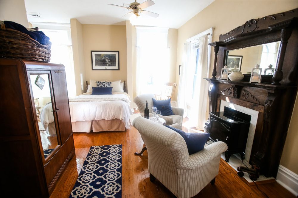 THE CHESSIE ROOM Updated September 2024 210 11th St, Huntington