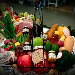 Cedar Hill Produce - Mixed veggie and fruit basket