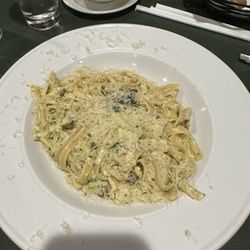 Francesco's Bistro - Chicken pesto Alfredo
