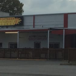 Sportsman Restaurant and Lounge - The entrance.