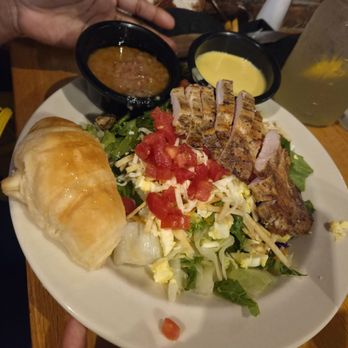Rafferty's - Grilled chicken salad - American Near Me - Cordova, Tennessee