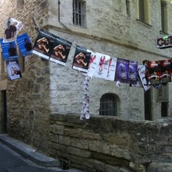 Théâtre La Tâche d' Encre - Affiche à l'entrée de la rue, en passant sur le magnifique petit pont, pour aller à la tâche d'encre