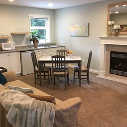 Cornerstones Bed & Breakfast - Comfy kitchen and breakfast area in Cornerstones, Qualicum Beach
