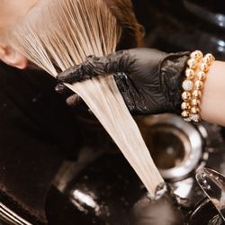 Privé Salon and Style Bar - Newtown Square