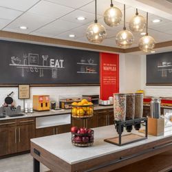 Hampton Inn & Suites Cape Cod-West Yarmouth - Breakfast Area