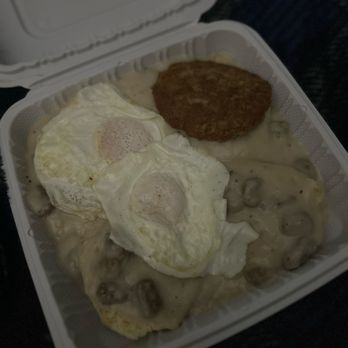 Compass Rose Cafe - Biscuits and Gravy Platter - Breakfast & Brunch Near Me - Brookings, Oregon