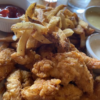Rafferty's - BLAND TENDERS LIKE WOW. Fries were AWESOME! - American Near Me - Cordova, Tennessee