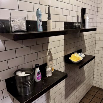 Edmund's Original - Bathroom - Brewpubs Near Me - Charleston, South Carolina