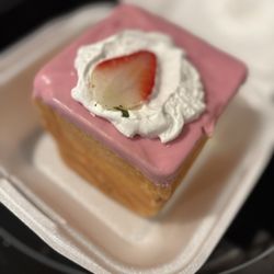 Chiffon Culture Bakery Cafe - Croissant cube
