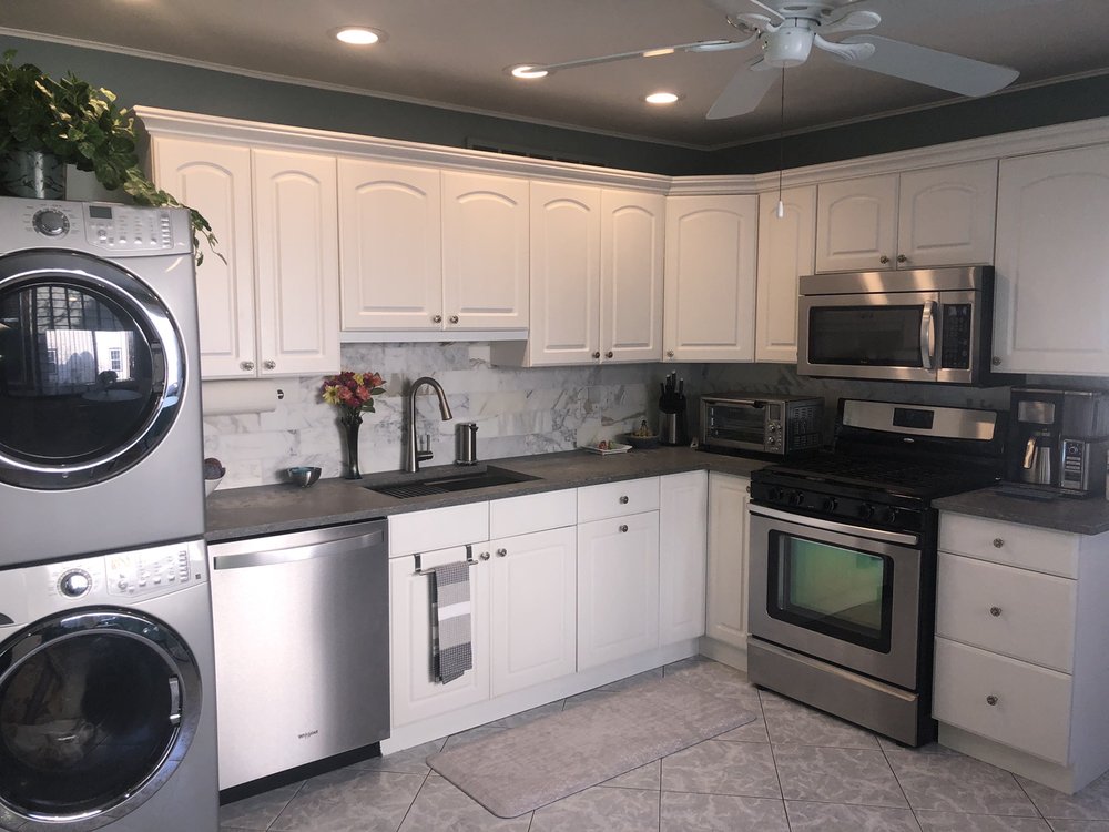 ARTISTIC GRANITE AND QUARTZ COUNT Kitchen & Bath 1960 E Devon Ave, Elk Grove Village, IL