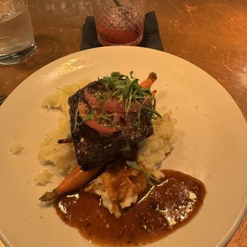 Roosevelts - Short ribs, with mashed potatoes and carrots. - American Near Me - Jackson, Wyoming Roosevelts - Short ribs, with mashed potatoes and carrots. - American Near Me - Jackson, Wyoming