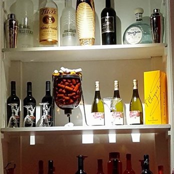 Lola's Lounge - Spanish Near Me - Sacramento, California