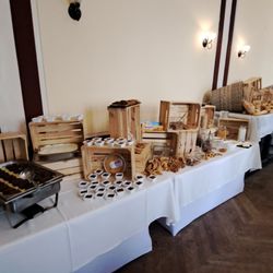 Café Klatsch - Das Buffet bietet eine reichhaltige Auswahl an Brötchen und Belägen, sowie warmen Gerichten in diversen Temperaturen