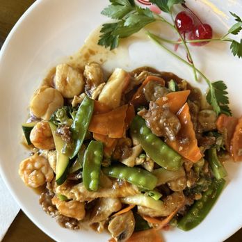 Hong's Asian Bistro - Happy family - Asian Fusion Near Me - Oak Ridge, Tennessee Hong's Asian Bistro - Happy family - Asian Fusion Near Me - Oak Ridge, Tennessee