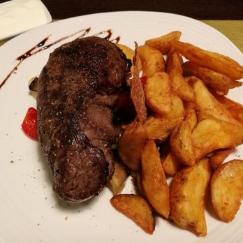 Steakhouse Flex - Hüftsteak , 300 Gramm, vom Pommernrind, auf Pfannengemüse mit Kartoffelspalten, dazu Aioli-Dip . - Steakhouses Near Me - Anklam, MV