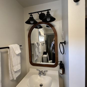 Hillside - Bathroom vanity - Hotels Near Me - Luray, Virginia Hillside - Bathroom vanity - Hotels Near Me - Luray, Virginia