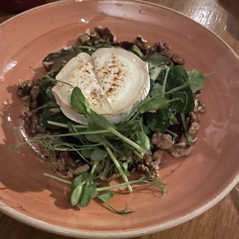 Drumbar - Excellent goat cheese salad - Pubs Near Me - Malmö, M Drumbar - Excellent goat cheese salad - Pubs Near Me - Malmö, M