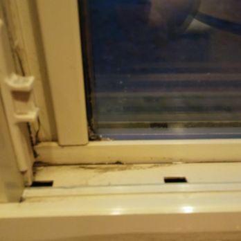 Ebb Tide Oceanfront Inn - Mold and moisture getting through window - Hotels Near Me - Seaside, Oregon