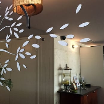 Bluetree Cafe - Honolulu - Cool mirror display - Coffee & Tea Near Me - Honolulu, Hawaii