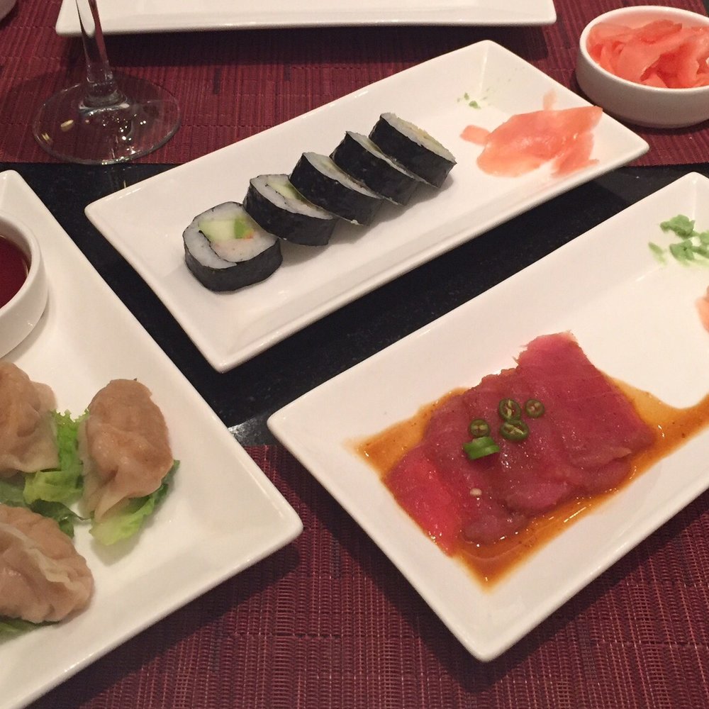 Himitsu - Shrimp and pork gyoza. California roll. Tuna sashimi - Japanese Near Me - Tonalá, JAL