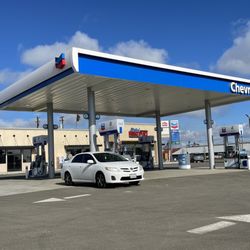 Chevron - Stratford - It's nice to see a clean gas station without vagrants lingering around.