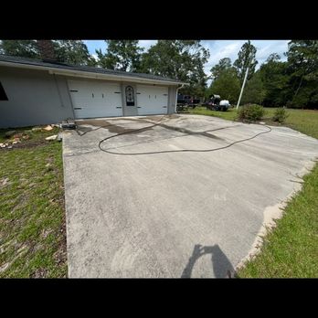 FiveGuys JunkRemoval - Before: garage slab powerwashing - Movers Near Me FiveGuys JunkRemoval - Before: garage slab powerwashing - Movers Near Me