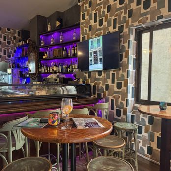 Travel Nest Bar - Inside - Burgers Near Me Travel Nest Bar - Inside - Burgers Near Me