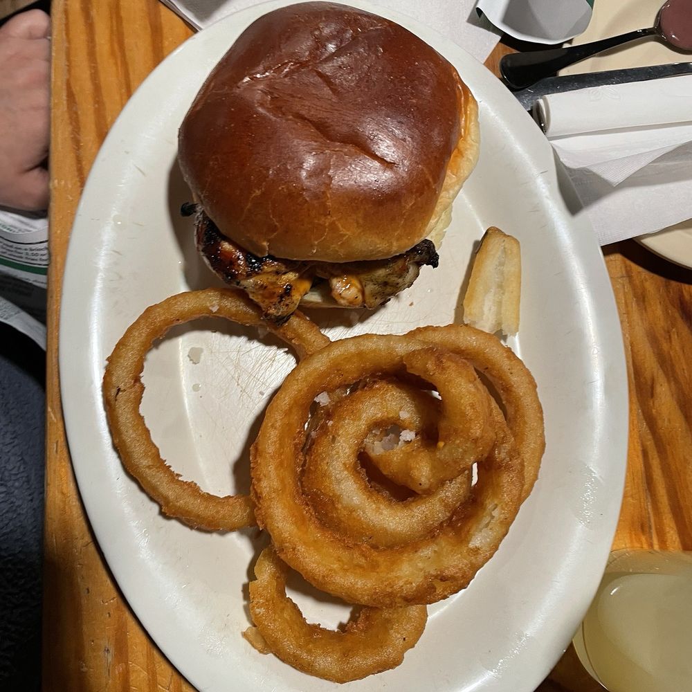 Winking Lizard Tavern - Maui Maui Chicken sandwich - American Near Me - Macedonia, Ohio Winking Lizard Tavern - Maui Maui Chicken sandwich - American Near Me - Macedonia, Ohio