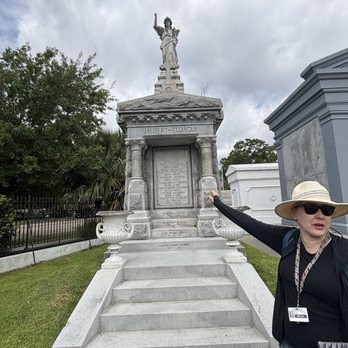 Red Sash Tours - Family crypt in St. Louis 3 - Historical Tours Near Me Red Sash Tours - Family crypt in St. Louis 3 - Historical Tours Near Me