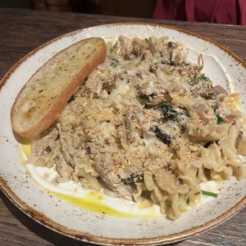 Bar Verde at Nordstrom - Chicken and Mushroom Pasta - New American Near Me - Glendale, California Bar Verde at Nordstrom - Chicken and Mushroom Pasta - New American Near Me - Glendale, California