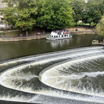Pulteney Bridge - Tour boat awaits. - Landmarks & Historical Buildings Near Me - Bath, BAS