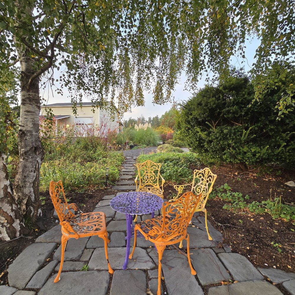 Trumpeter Inn Bed & Breakfast - Colorful chairs and table decor to use. - Bed & Breakfast Near Me - Friday Harbor, Washington Trumpeter Inn Bed & Breakfast - Colorful chairs and table decor to use. - Bed & Breakfast Near Me - Friday Harbor, Washington