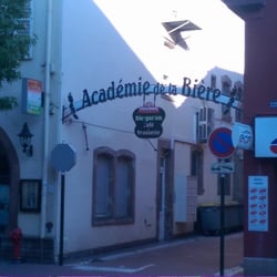 Académie de la Bière - Bar en retrait par rapport à la rue, accessible par cour intérieur.