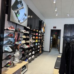 Foot Locker - Shoe display