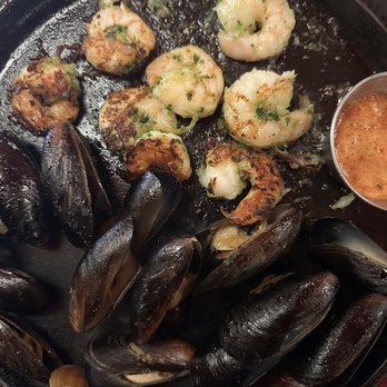 The Stinking Rose - Mussels and shrimp on a hot skillet - Italian Near Me - San Francisco, California The Stinking Rose - Mussels and shrimp on a hot skillet - Italian Near Me - San Francisco, California