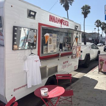 Innamorata Gelato - gelato truck and sitting area - Gelato Near Me - Venice, California