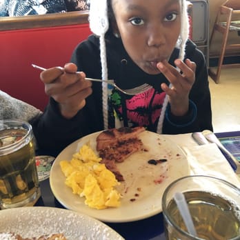 Big Daddy Ross's Cafe - She's the lite eater but not at Big Daddy's lol. Finger licking. - Breakfast & Brunch Near Me - Bay Point, California