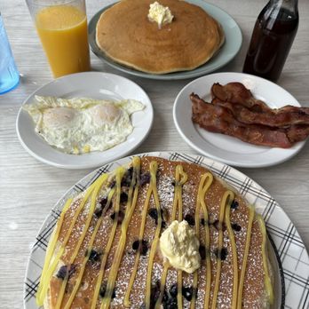 Roxie’s Breakfast & Lunch - Egg's bacon and blueberry lemon curd pancakes - Breakfast & Brunch Near Me - Kalamazoo, Michigan
