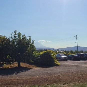 The Gorge White House - Wineries Near Me - Hood River, Oregon