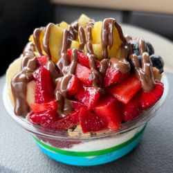 Honest Eatery Foothill Village - Topped with Nutella, Agave! Bee Pollen and Chai Seeds, Coconut Shreds and Vanilla Almonds and Berries !